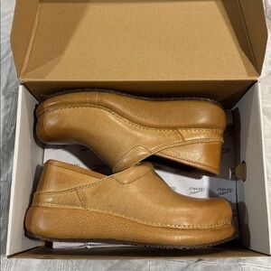 Dansko Platform Pro Honey Distressed Clogs | sz 39